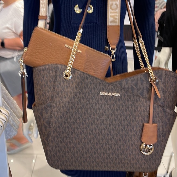 MICHAEL KORS LG X CHAIN SHOULDER TOTE BAG
& JST Lg Travel CONTINENTAL Wallet - Picture 12 of 15